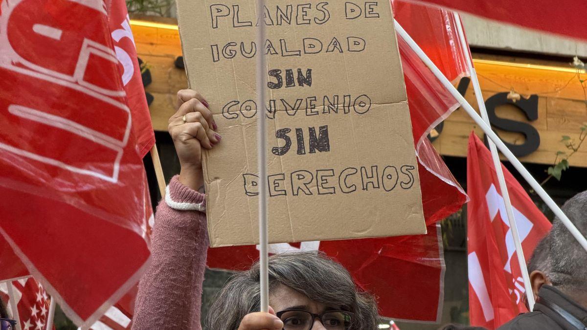 Concentración frente a la sede la LogiRAIL