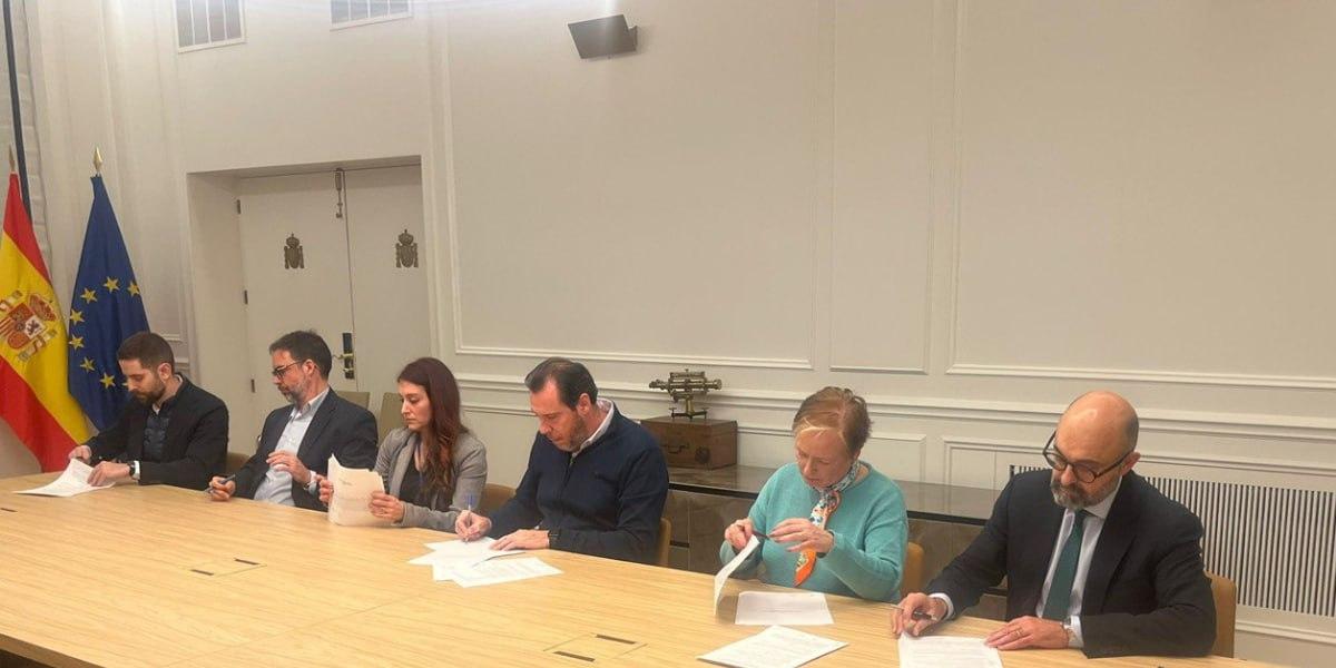 Firma del acuerdo el 9 de febrero de 2026.