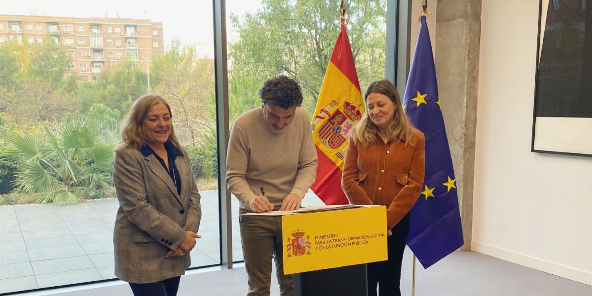 El coordinador del Área Pública de CCOO, Lucho Palazzo Gallo, firma el Acuerdo Marco para la Mejora del Empleo Público y el Servicio a la Ciudadanía, junto a la secretaria de Estado de Función Pública, Consuelo Sánchez Naranjo, y la directora general de Función Pública, María Hilda Jiménez Núñez