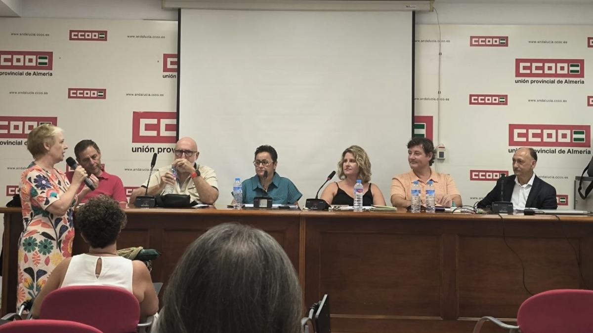 Pepa Páez le dedica unas palabras a Pepe Haro, primero por la derecha.